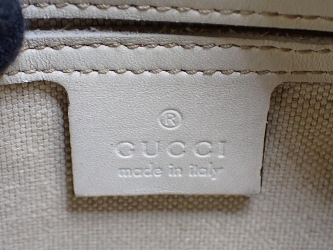 Gucci GG Supreme Front Zip Crossbody White 2937