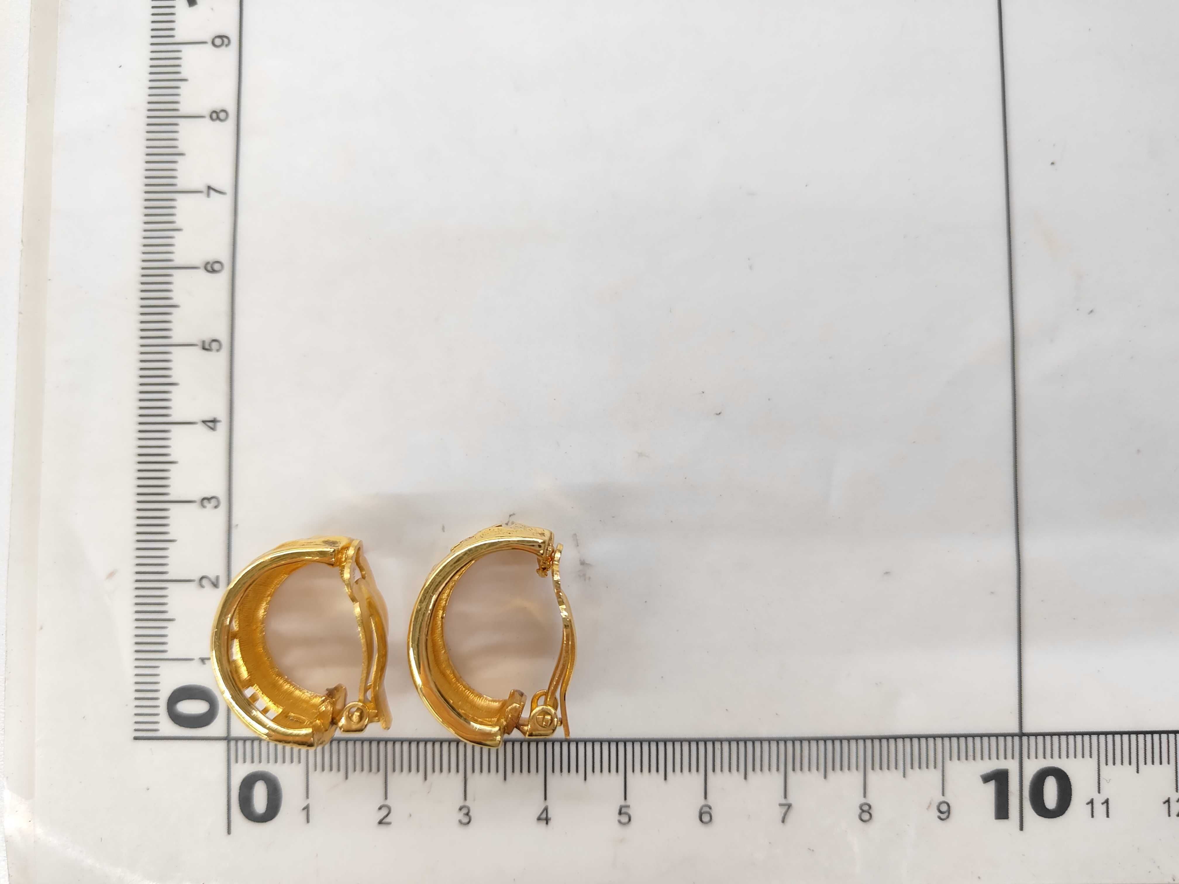 Chanel Vintage Hoop Cut Out Earrings Gold Clip-On 3210
