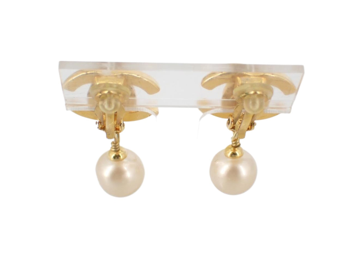 Chanel Turnlock Pearl Drop Earrings Gold 2655